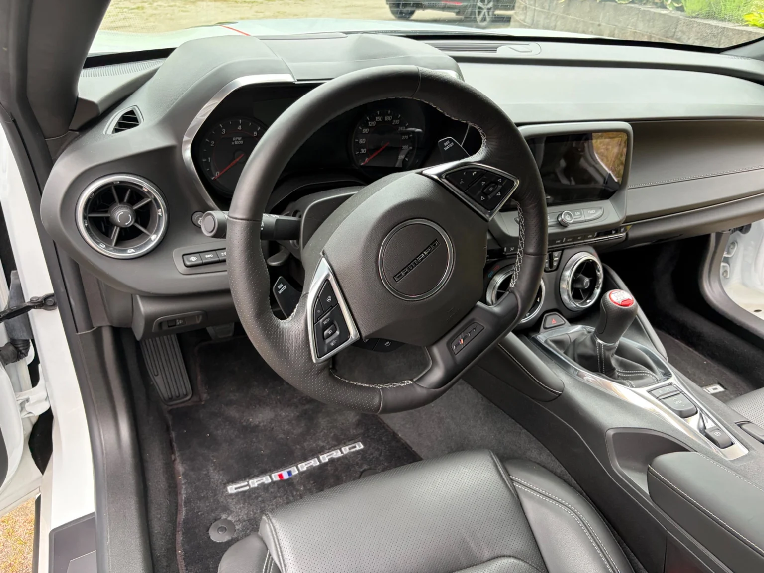 Interiörbild 2017 Chevrolet Camaro SS (3)