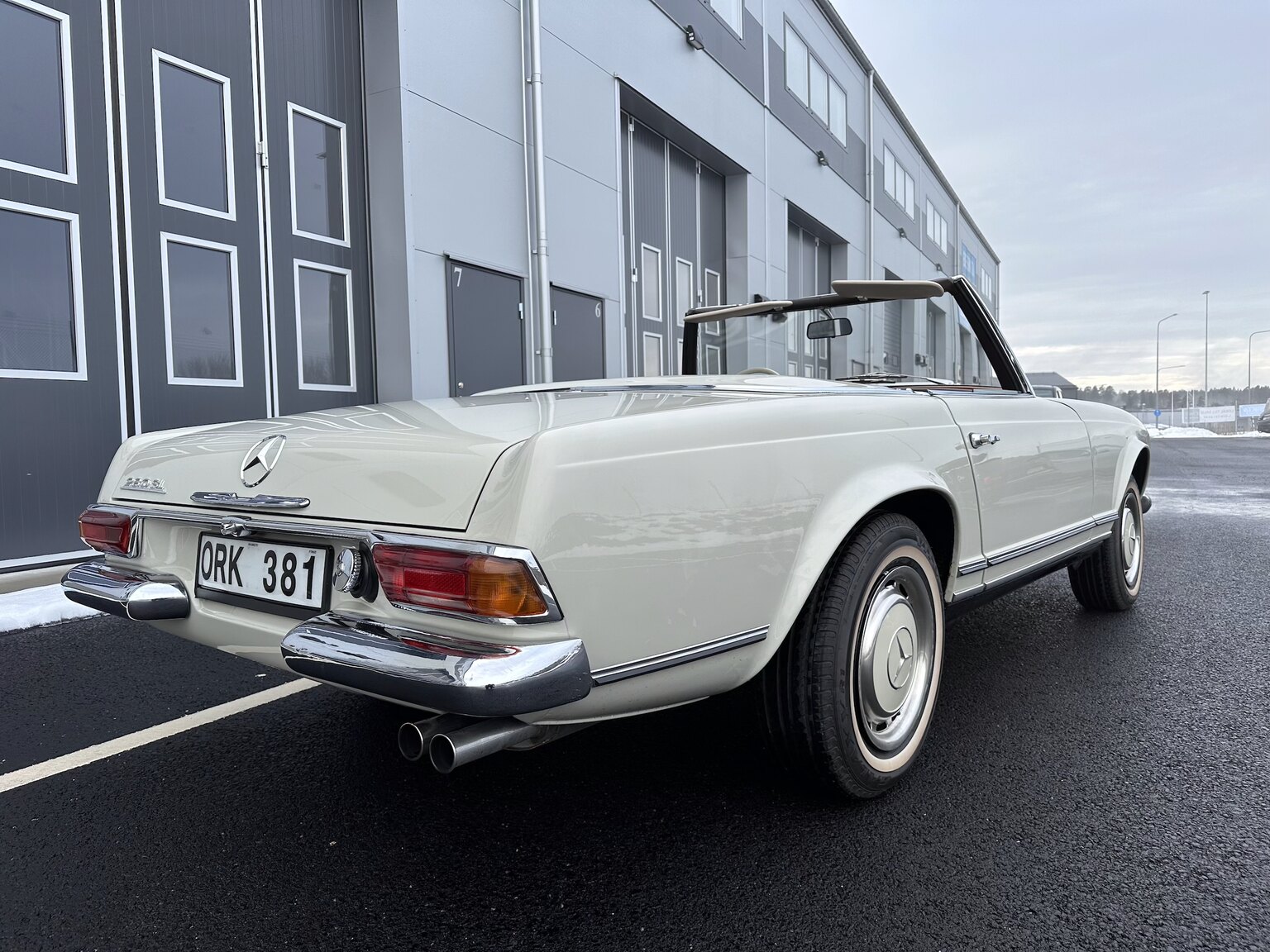 Exterior image of 1968 Mercedes Benz SL 280 Pagoda