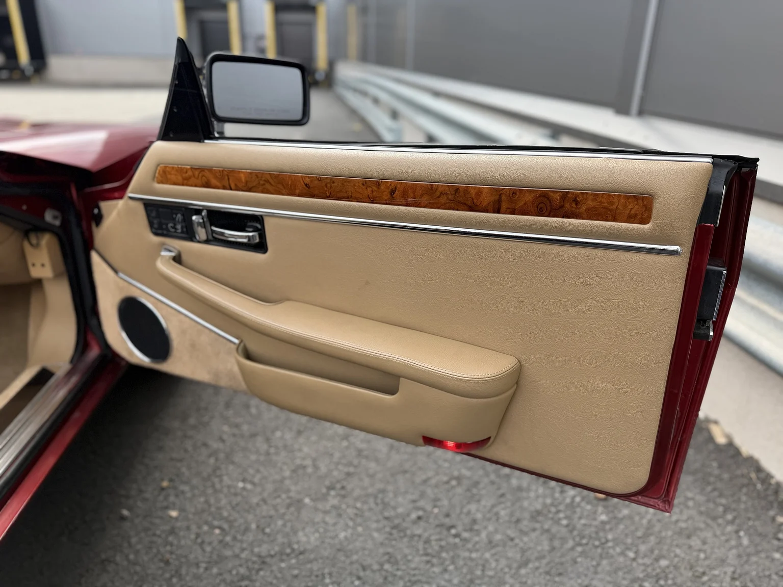 Interior image of 1993 Jaguar XjS Cabriolet (24)