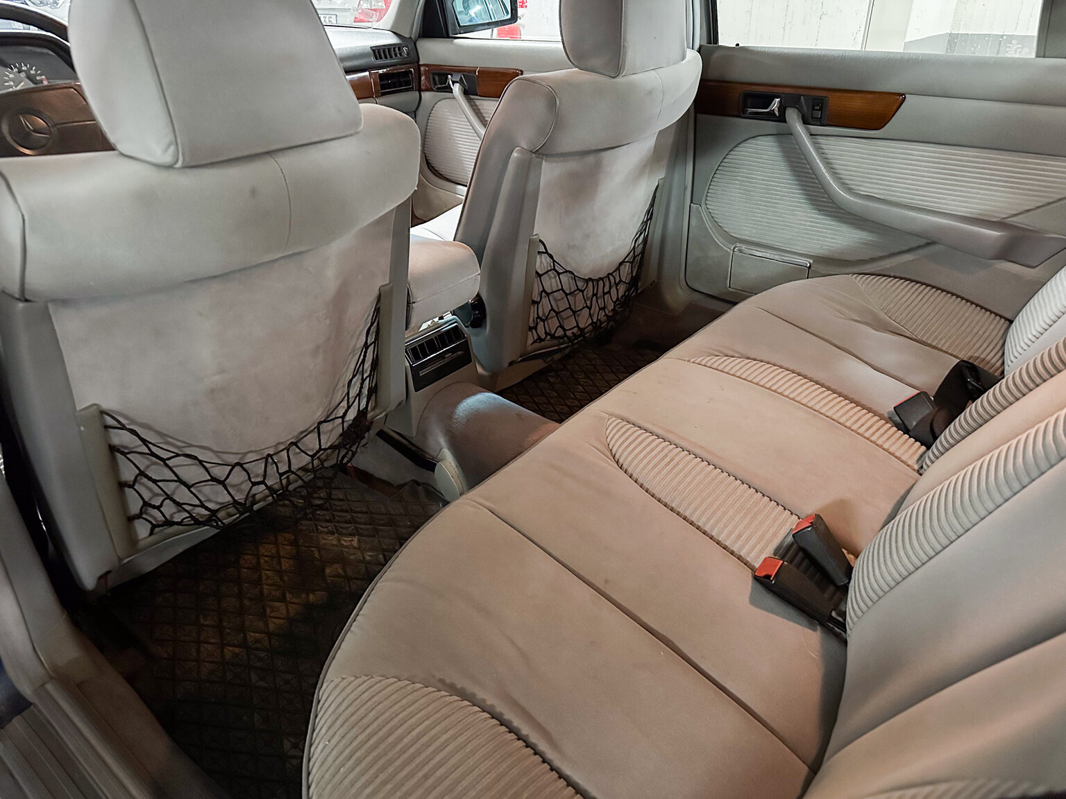 Innenraumfoto von 1985 Mercedes-Benz 500 SEL