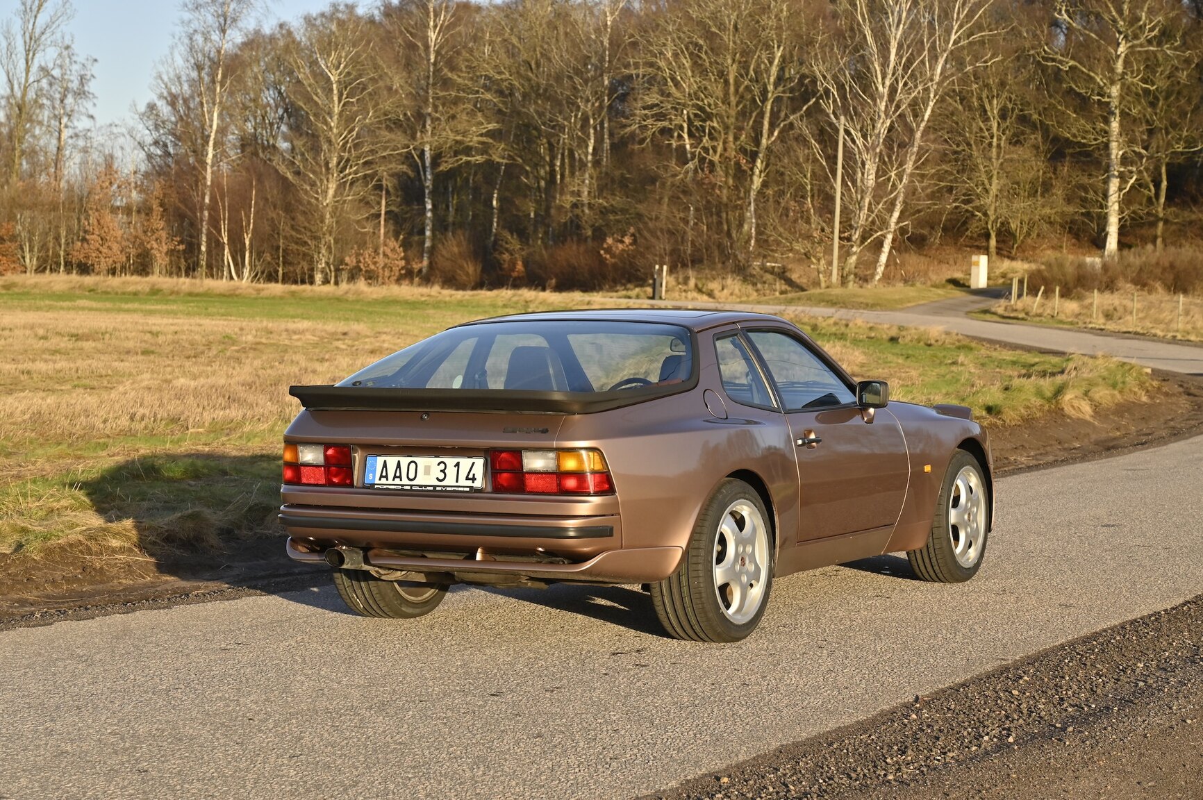 Exterior image of 1987 Porsche 944 Automat