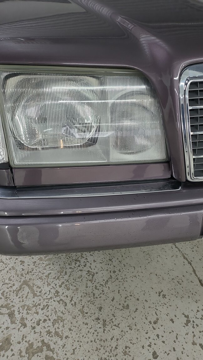 Exterior image of 1993 Mercedes-Benz E 220