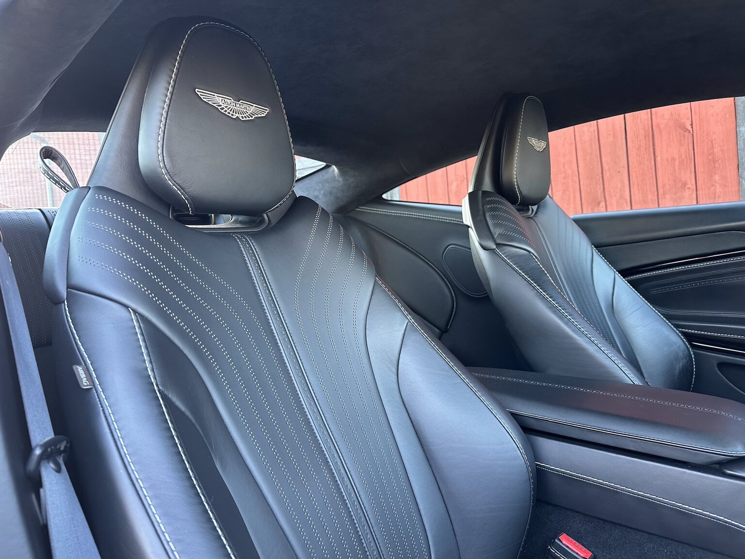 Innenraumfoto von 2018 Aston Martin DB11