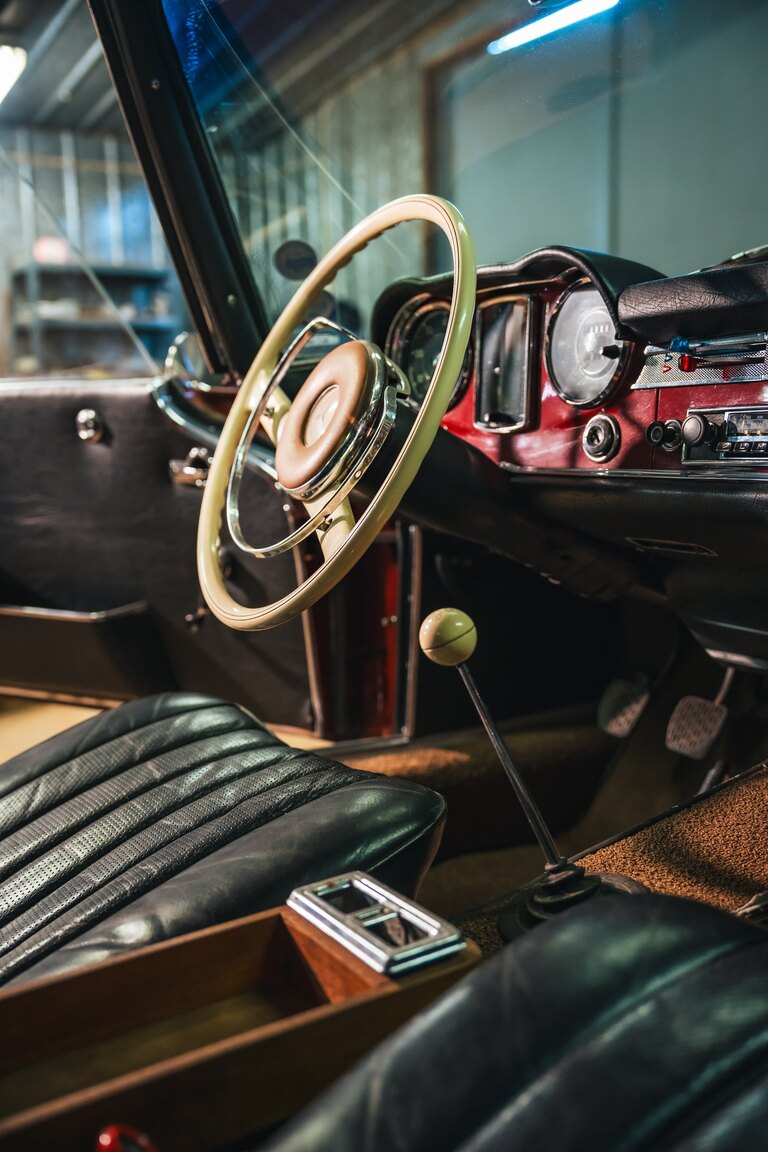 Innenraumfoto von 1966 Mercedes-Benz 230 SL 