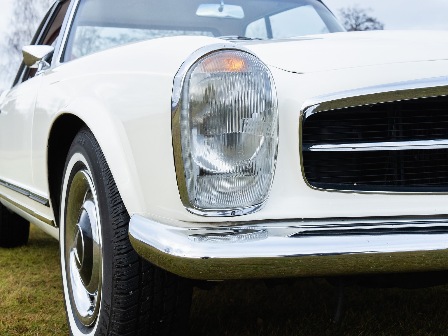 Exteriörbild på 1966 Mercedes-Benz 230 SL "Pagoda"