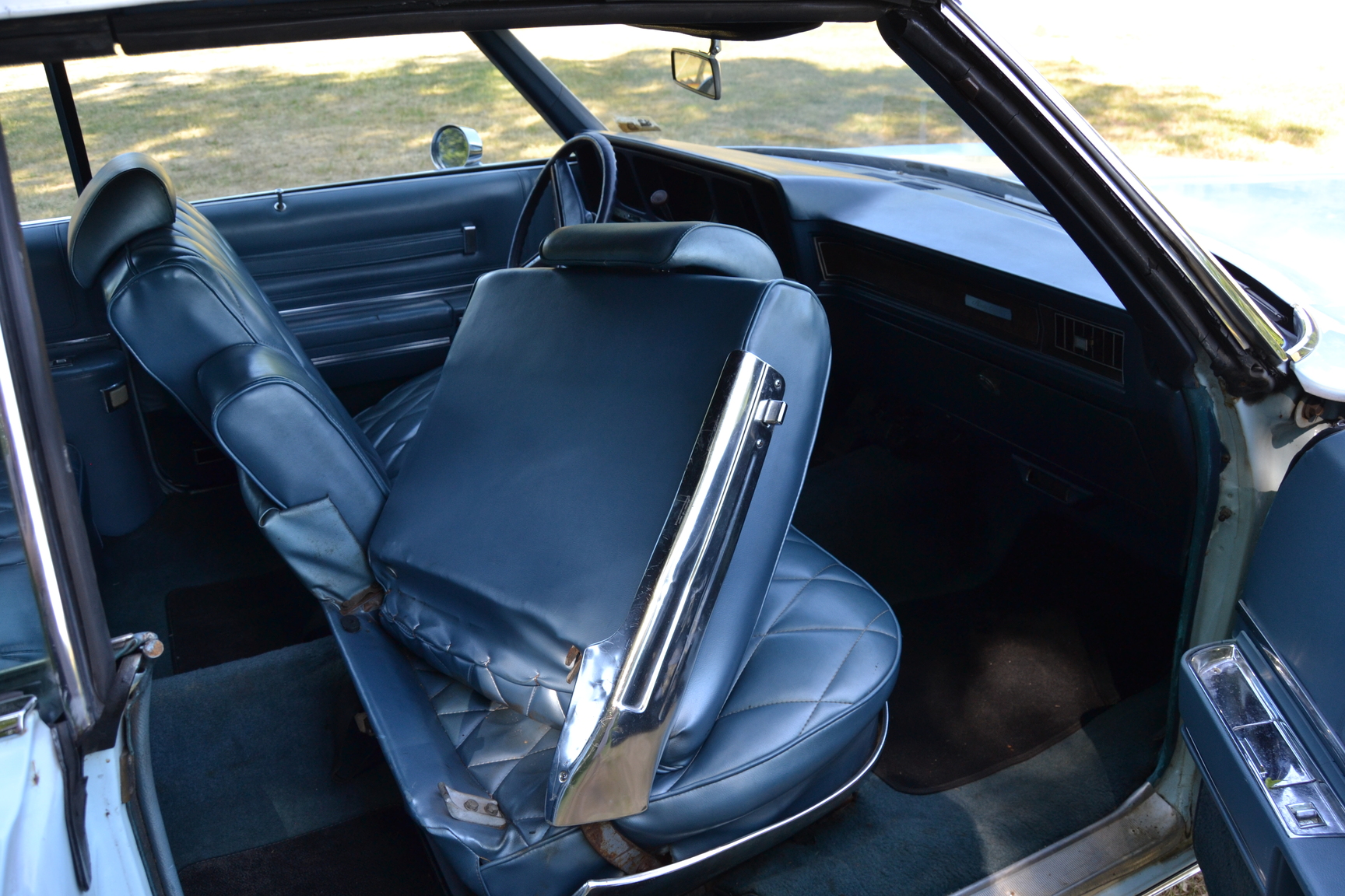 Interior image of 1970 Oldsmobile Ninety eight Convertible (7)