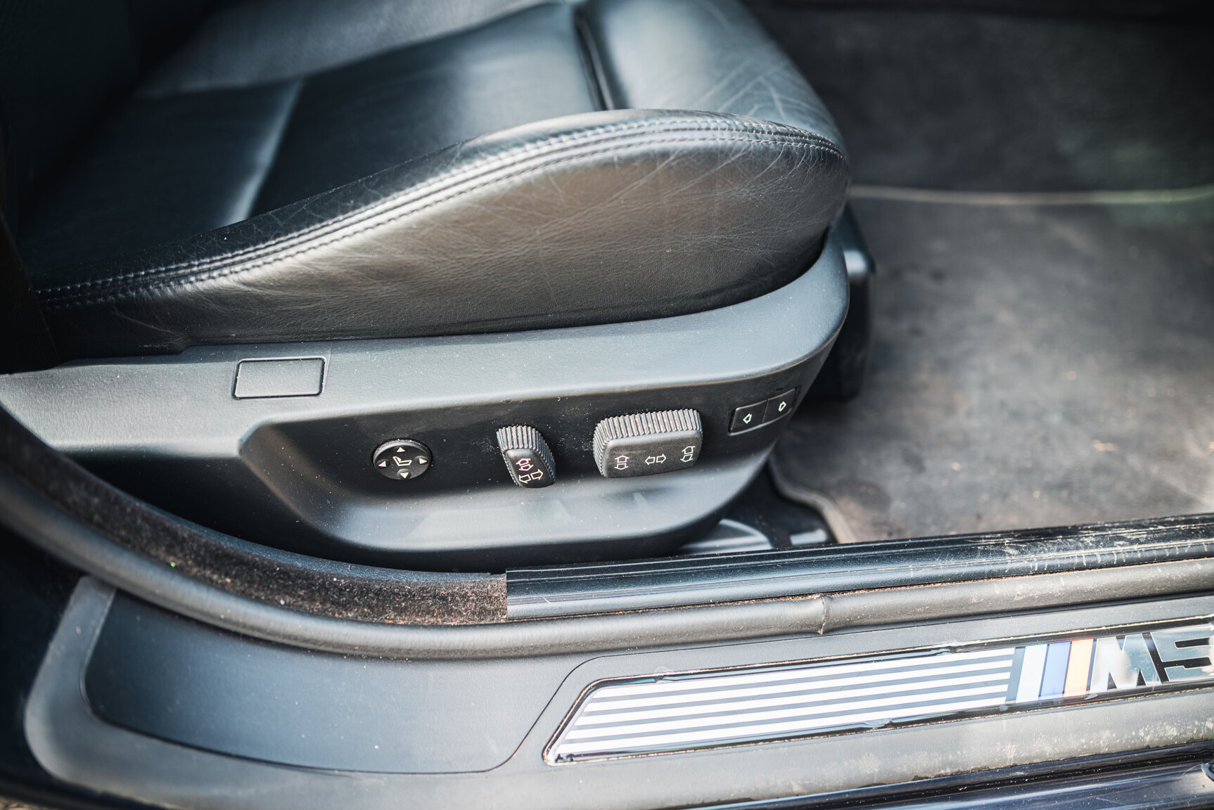 Interior image of 2000 BMW M5 E39