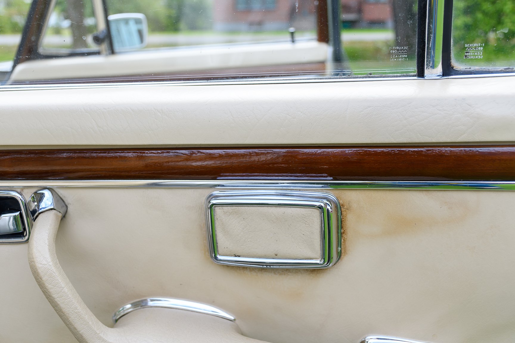 Interior image of 1969 Mercedes-Benz 300 SEL