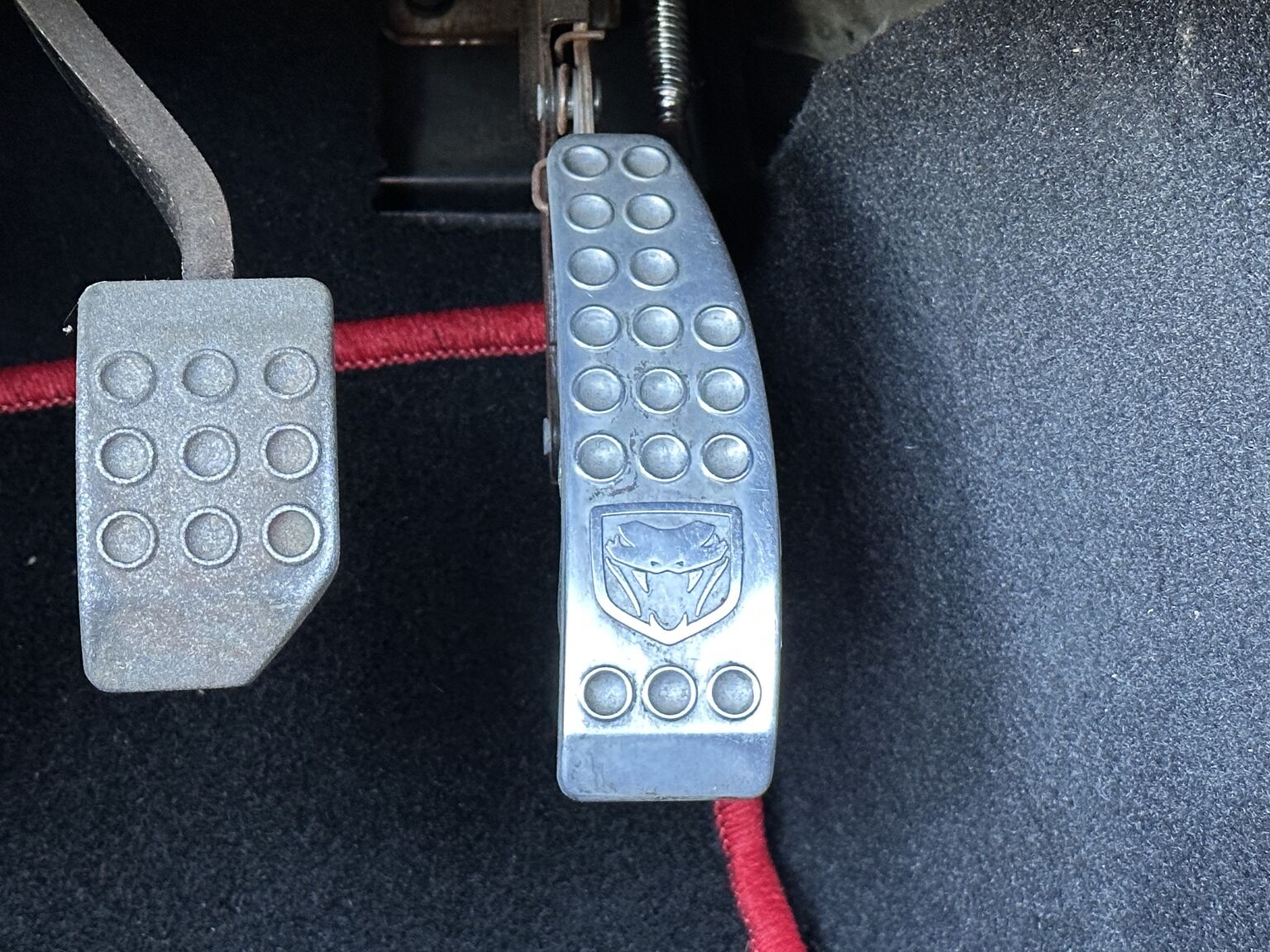 Interior image of 2004 Dodge Viper SRT-10 (19)