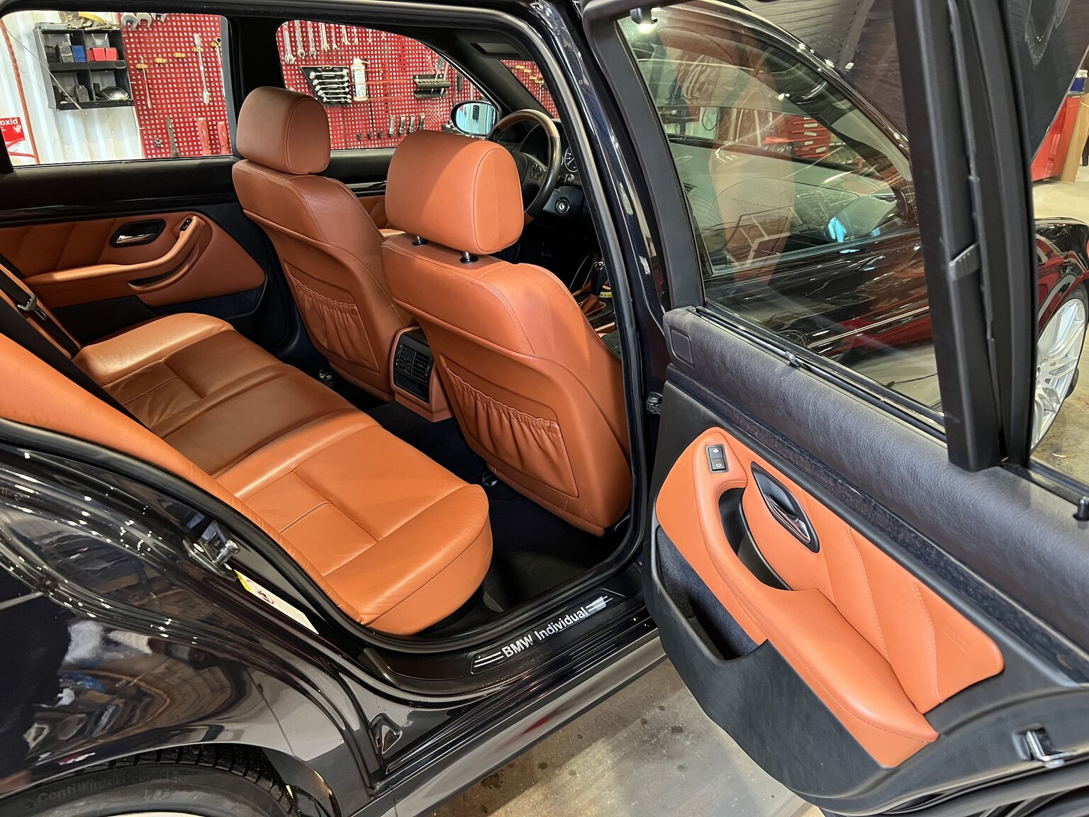 Interior image of 2003 BMW 540i Touring