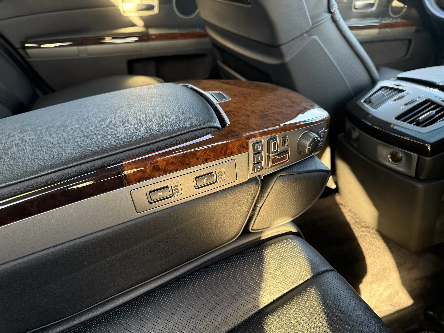 Interior image of 2003 BMW 760i (28)