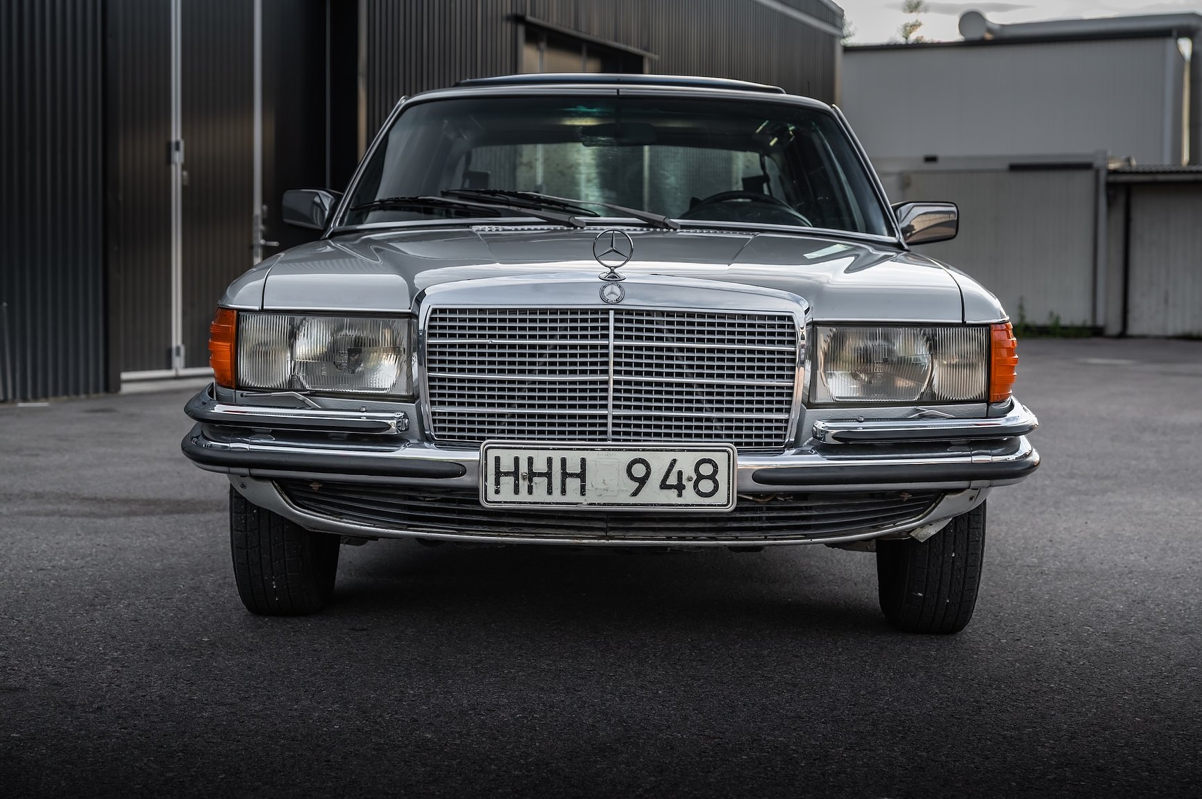 Exterior image of 1975 Mercedes-Benz 280 SE 