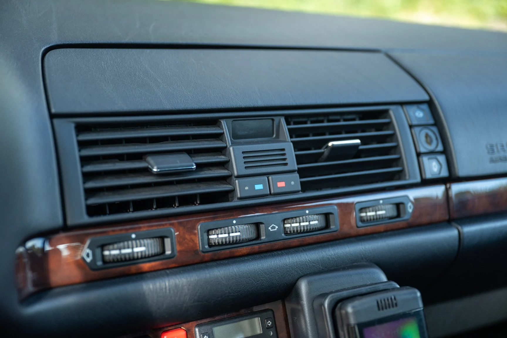 Innenraumfoto von 1998 Mercedes-Benz S 500 (58)