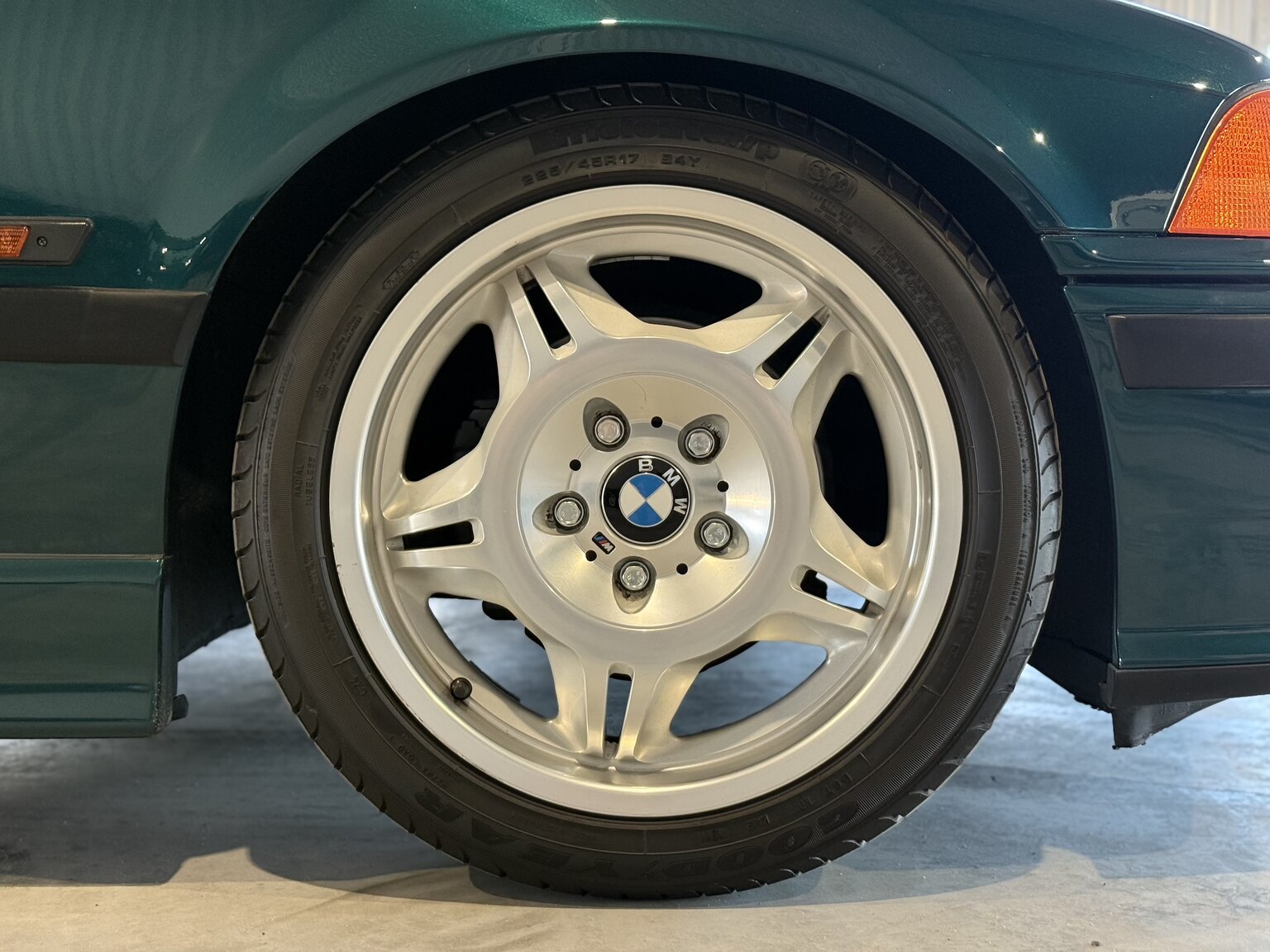 Exteriörbild på 1995 BMW 325i Coupé AVUS Edition "No Reserve Auction"