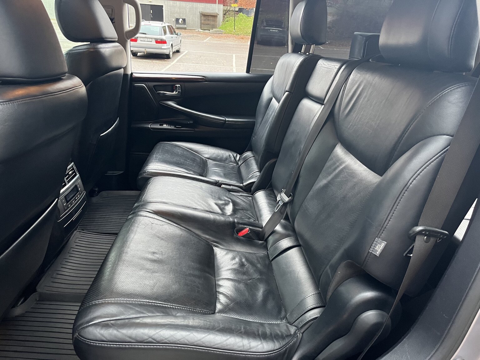 Innenraumfoto von 2011 Lexus LX570