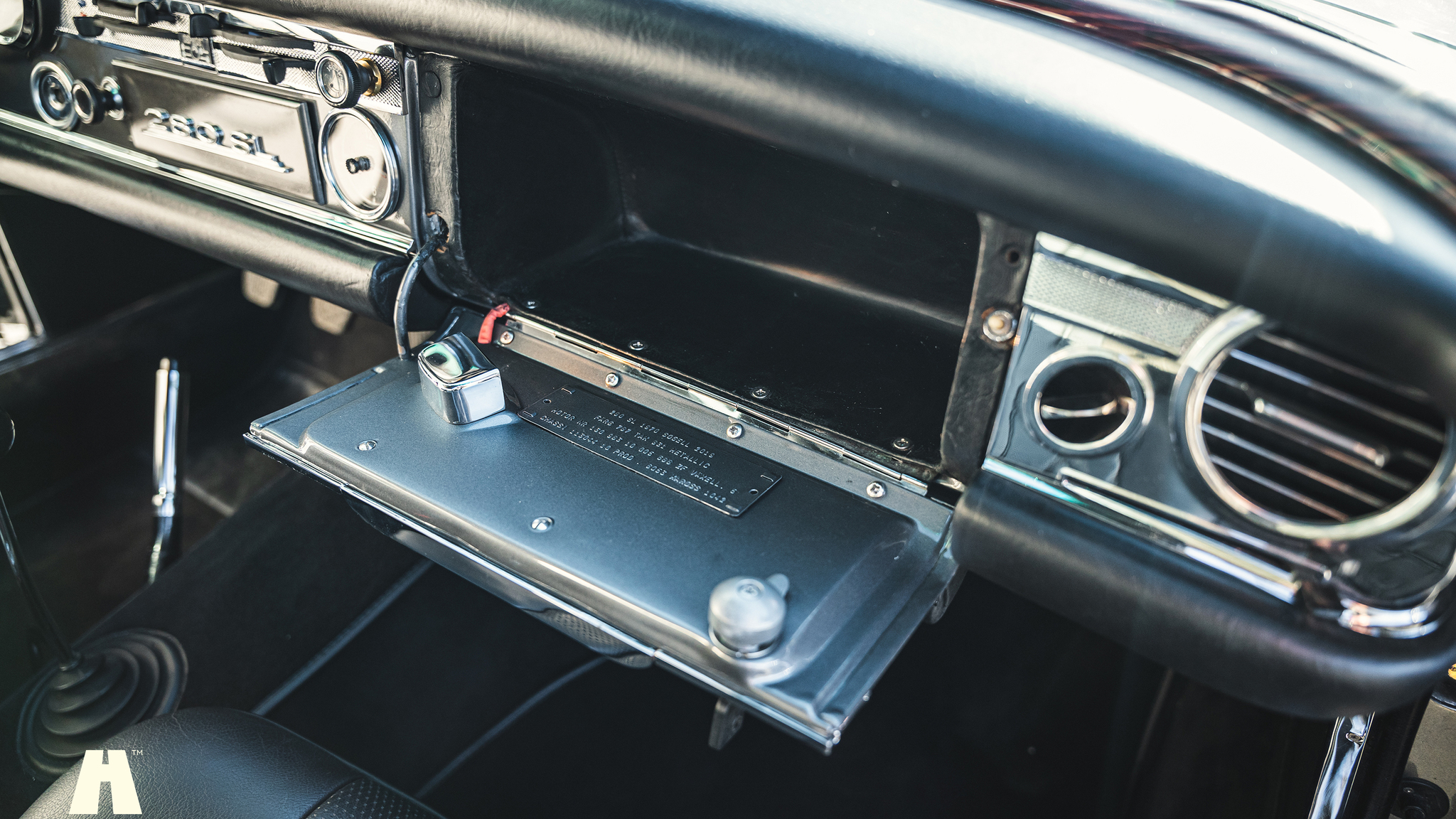 Interior image of 1970 Mercedes 280 SL Pagoda (72)