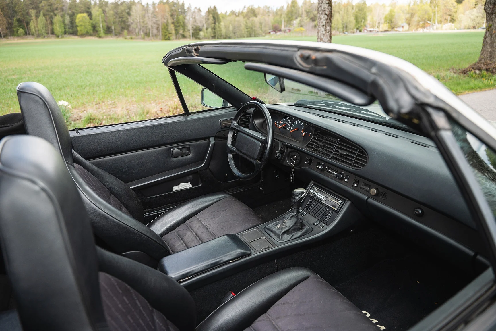 Interior image of 1990 Porsche 944 S2 Cabriolet  (9)