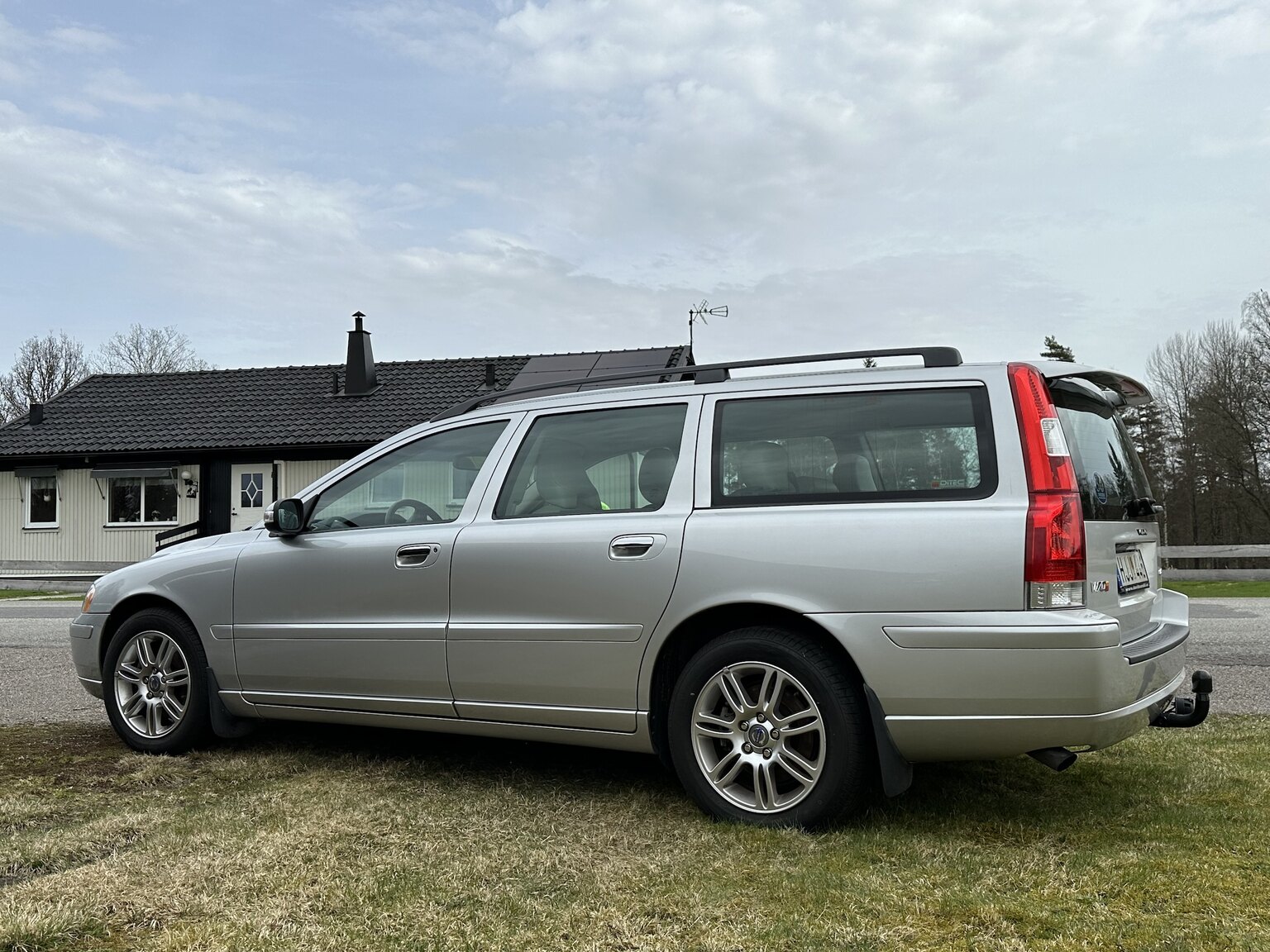 Exterior image of 2008 Volvo V70 Classic