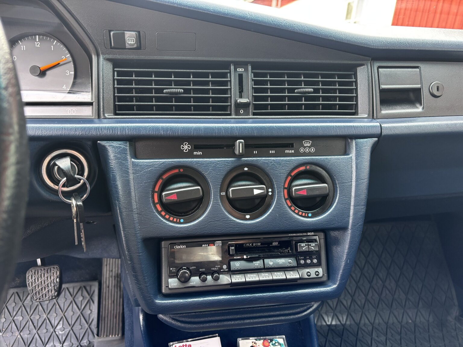 Innenraumfoto von 1992 Mercedes-Benz 190 D