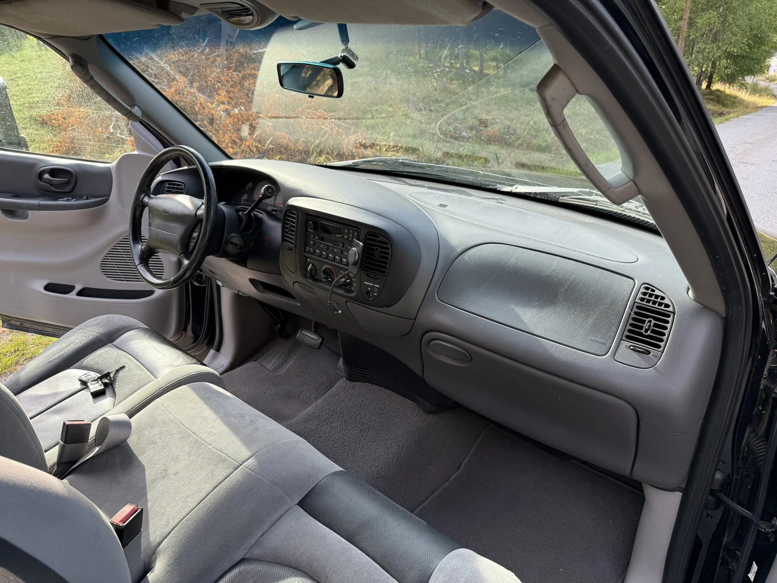 Interior image of 2002 Ford F-150 SVT Lightning (47)