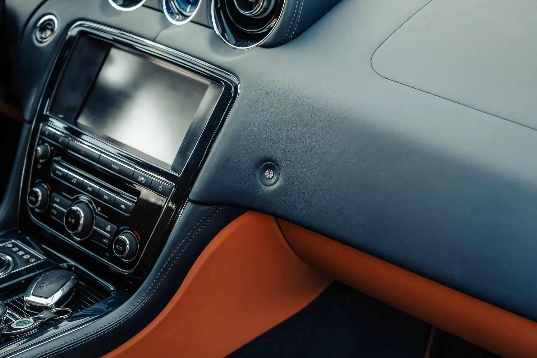 Innenraumfoto von 2012 Jaguar XJ (54)