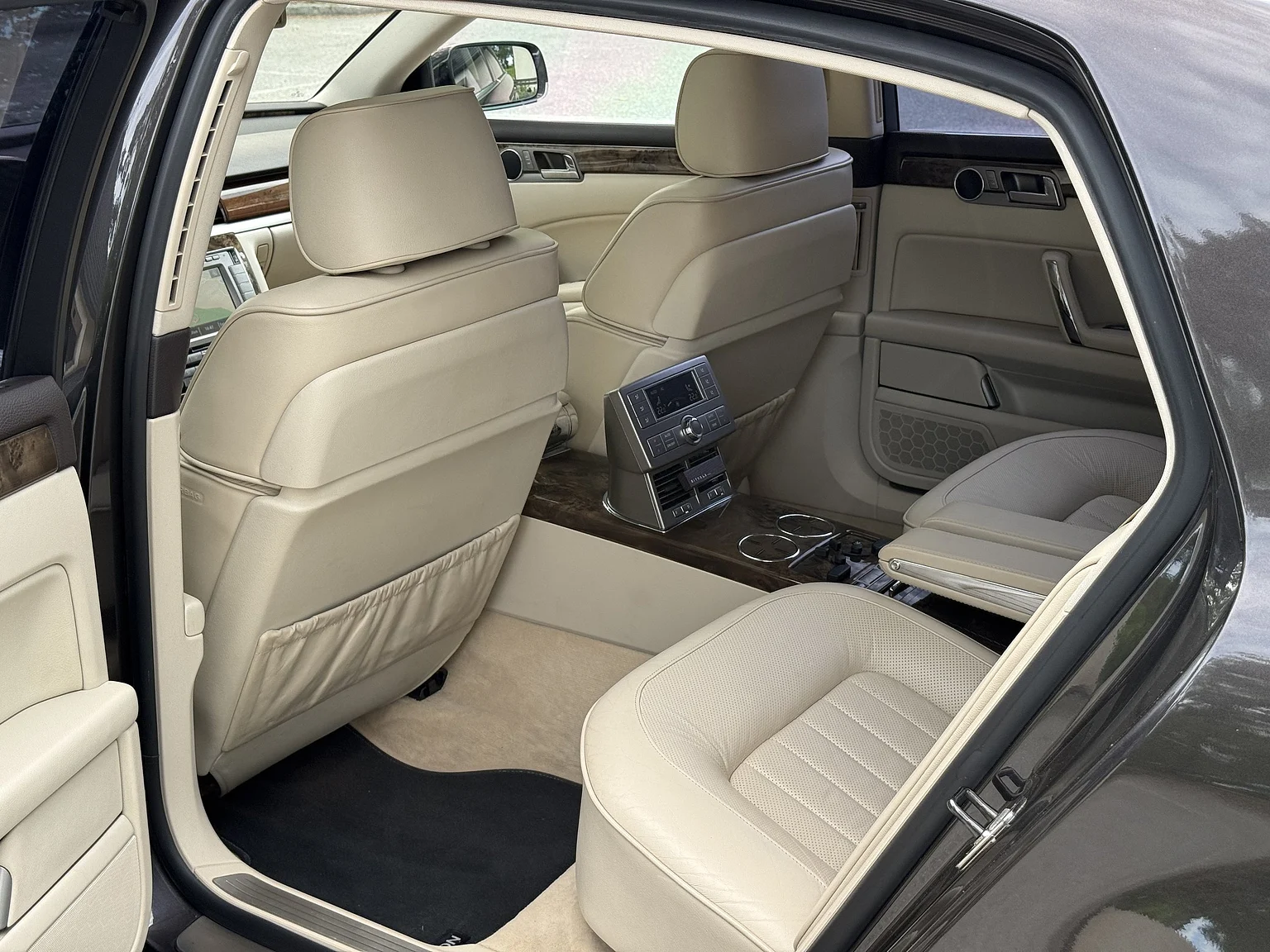 Innenraumfoto von 2009 Volkswagen Phaeton W12 LWB Executive (22)
