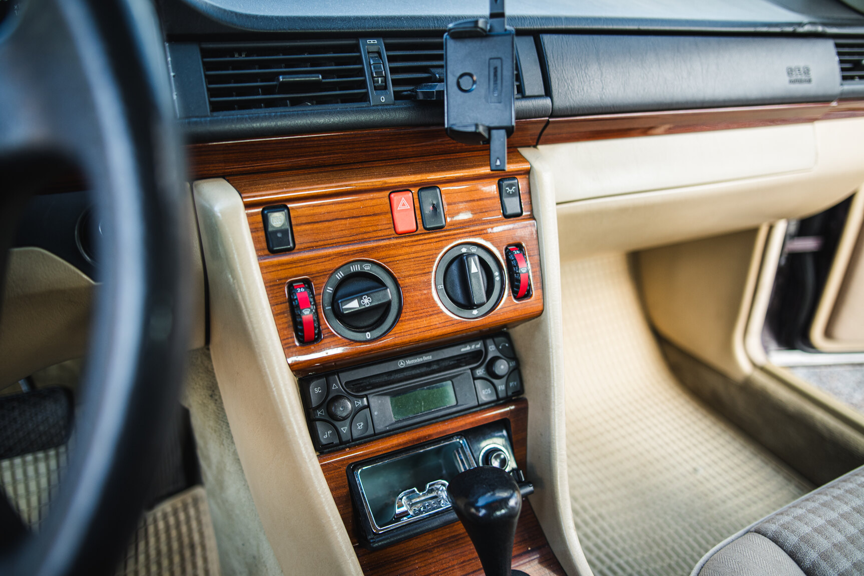 Interior image of 1993 Mercedes-Benz E 220