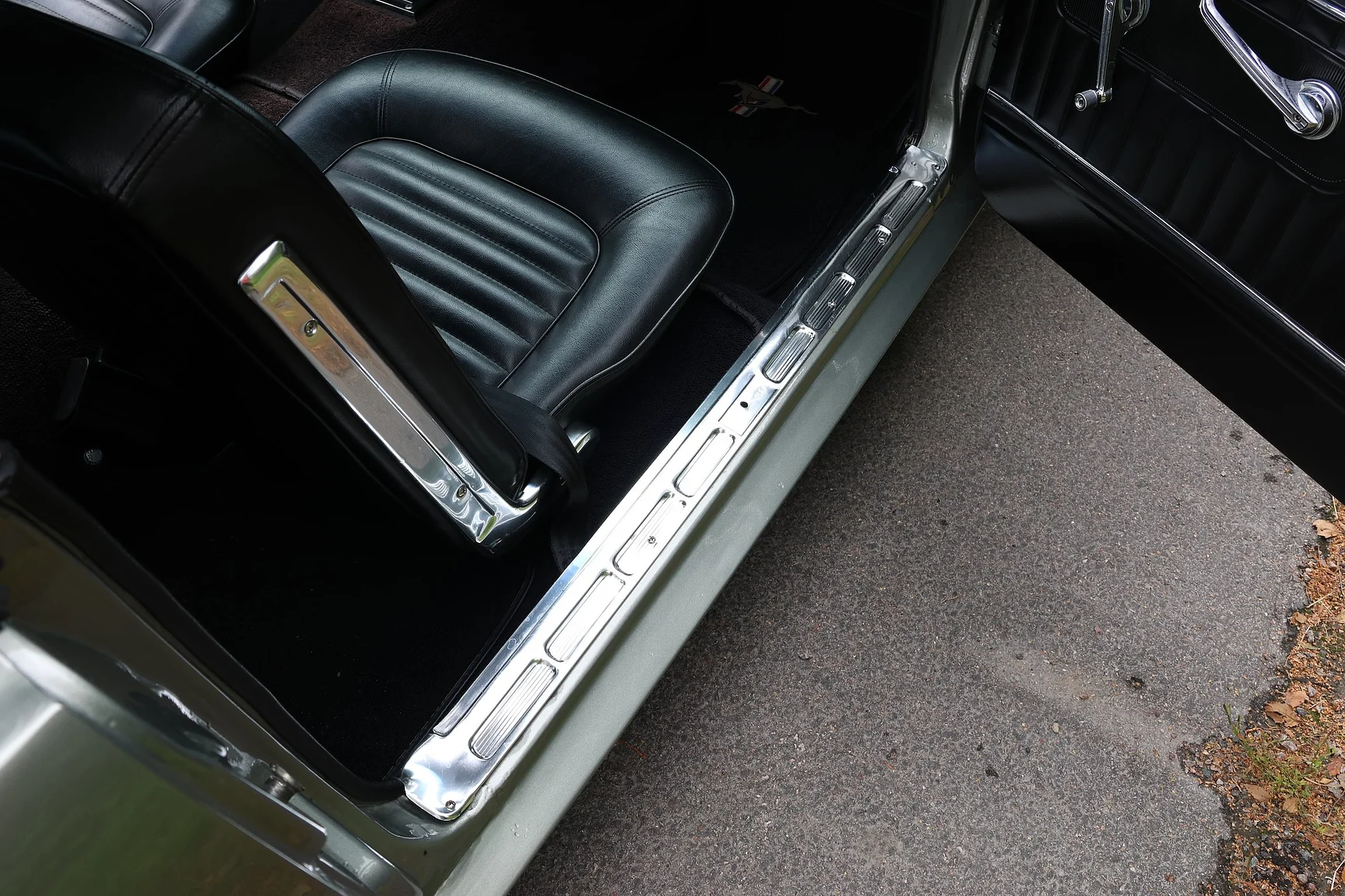 Interiörbild 1965 Ford Mustang Fastback Restomod (18)