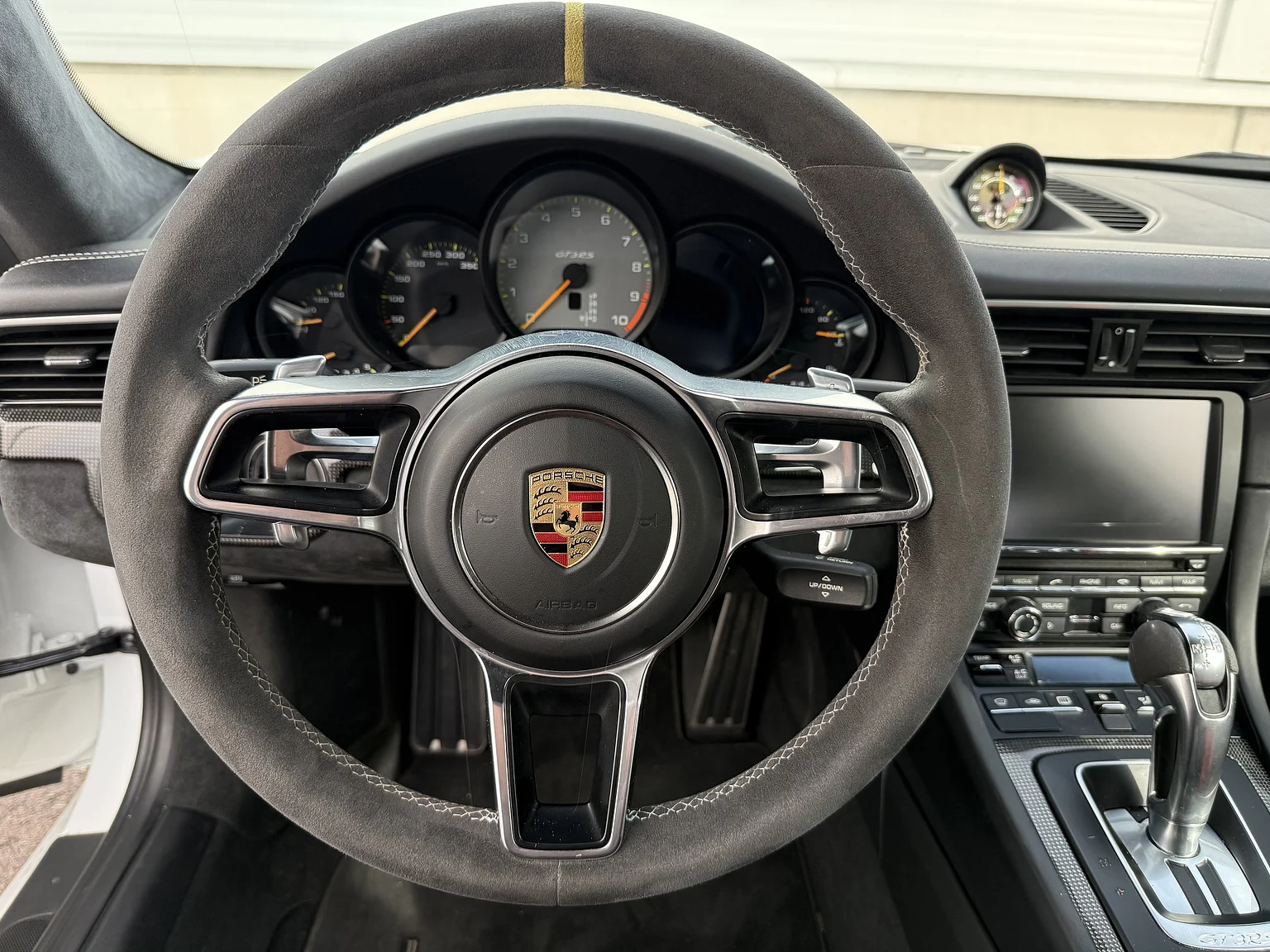 Innenraumfoto von 2016 Porsche 911 GT3 RS (12)