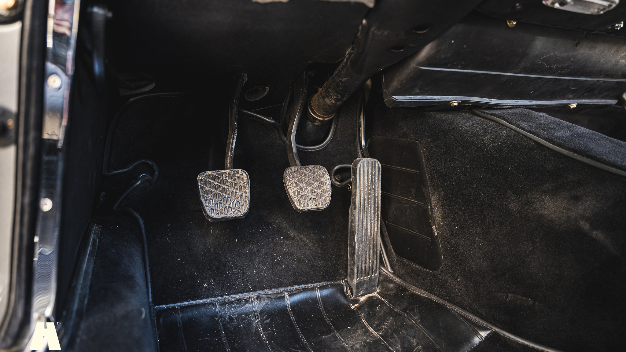 Interior image of 1970 Mercedes 280 SL Pagoda (40)