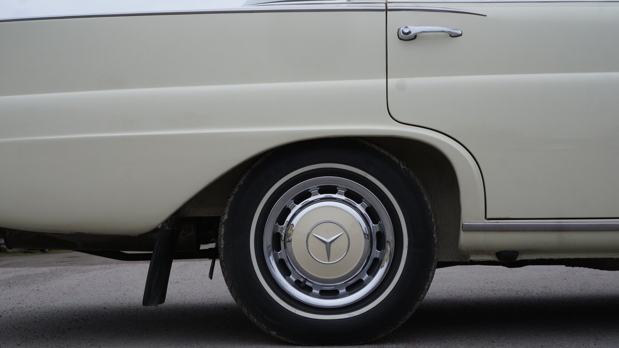 Exteriörbild på 1966 Mercedes-Benz 230 S