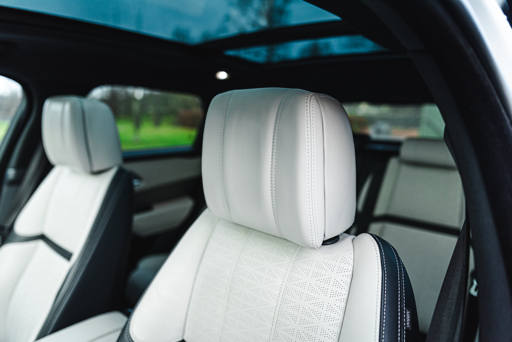 Interior image of 2018 Range Rover Velar D300 AWD HSE
