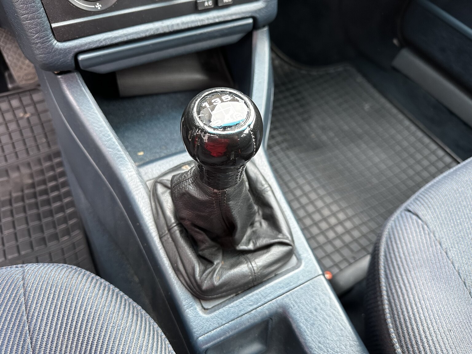 Interior image of 1988 Audi 80 (11)