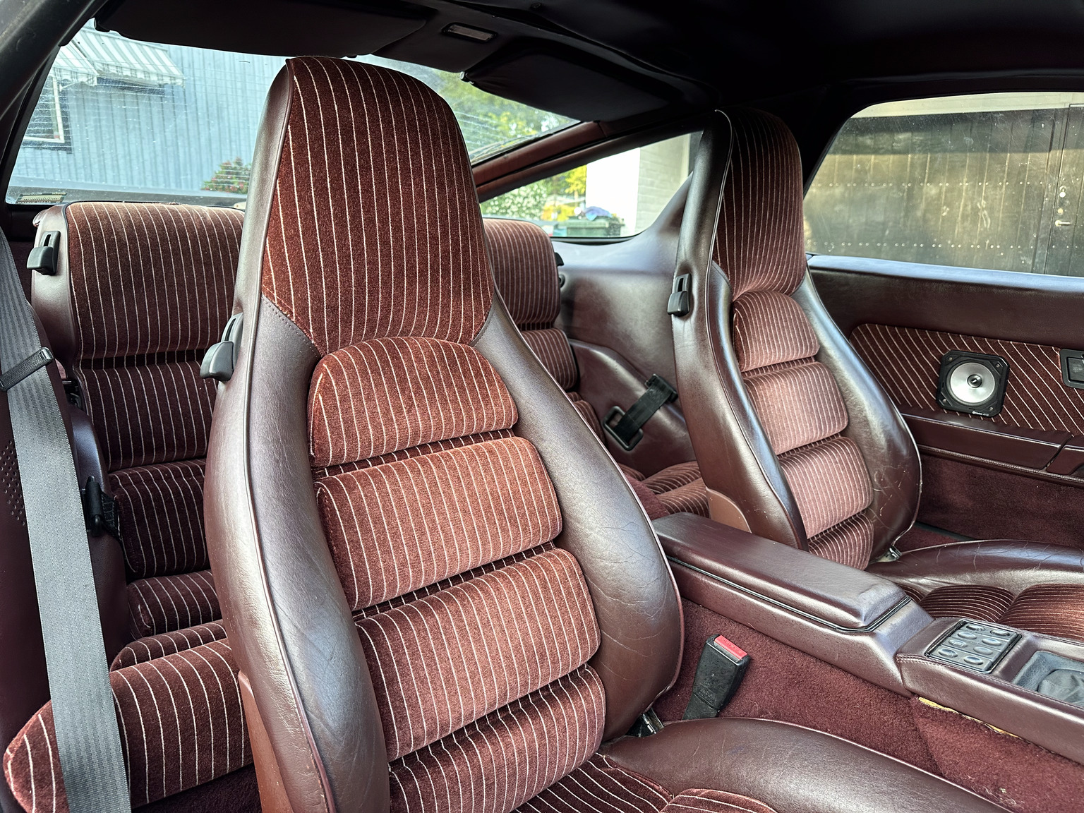 Interior image of 1985 Porsche 928 (36)
