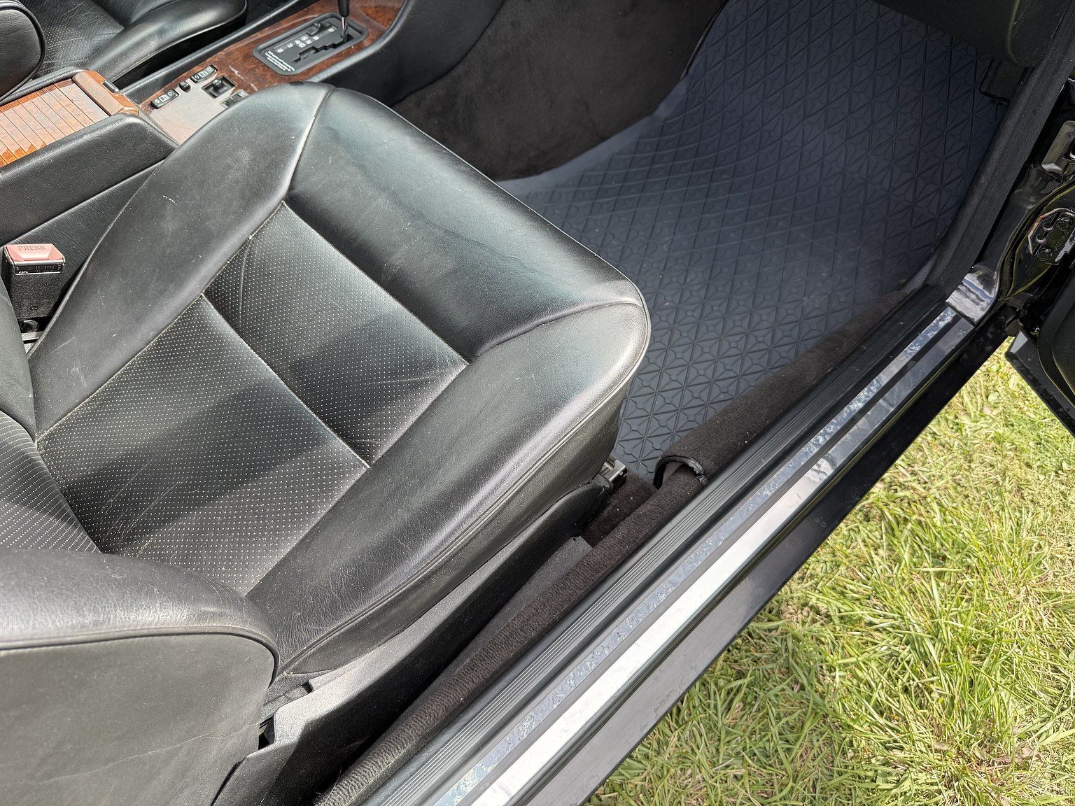 Interior image of 1990 Mercedes-Benz 300CE-24