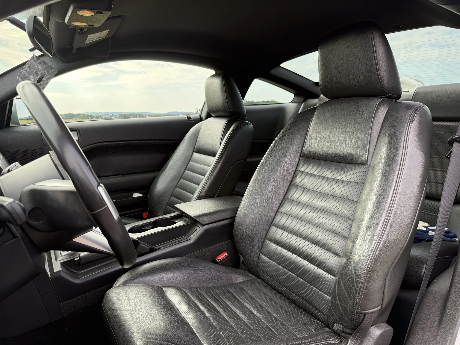 Innenraumfoto von 2006 Ford Mustang GT (25)