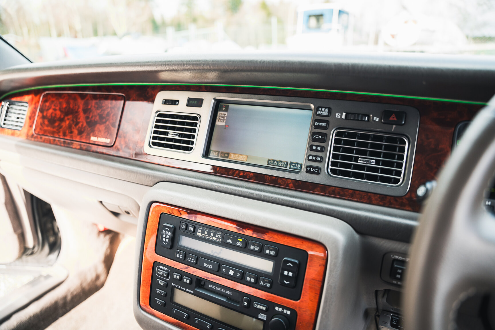Innenraumfoto von 2000 Toyota Century
