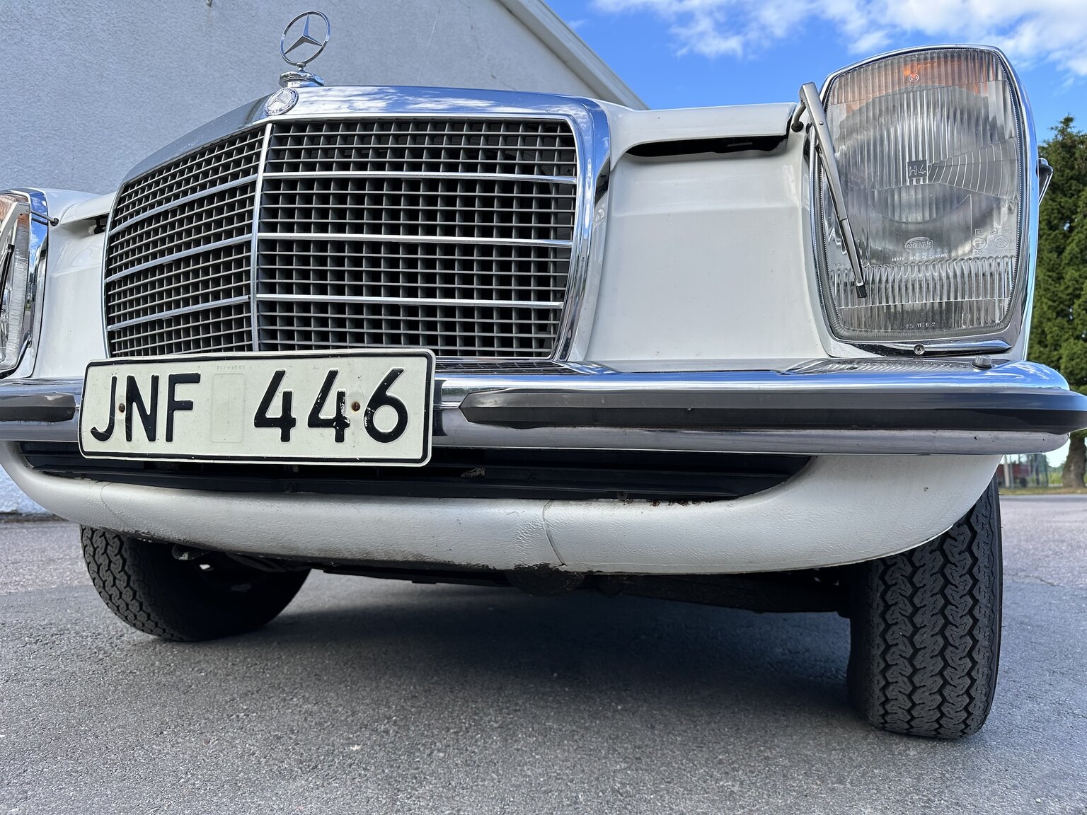 Exterior image of 1975 Mercedes Benz 200 (20)