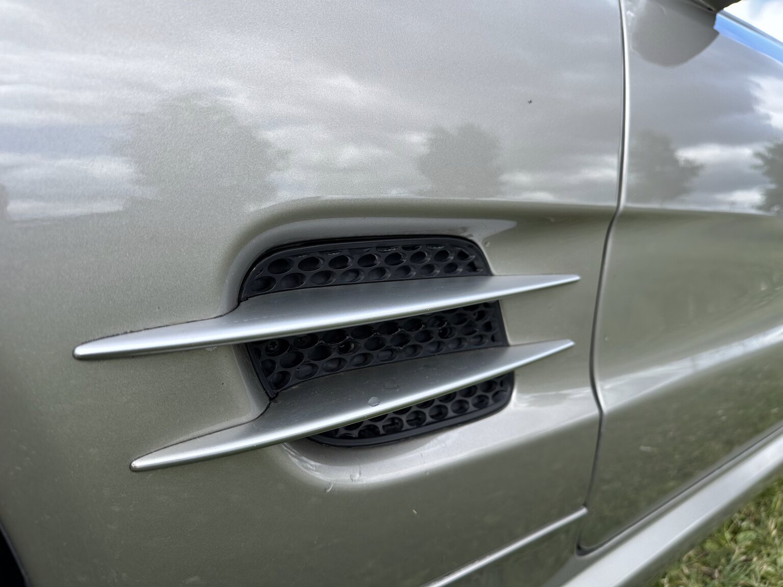 Exterior image of 2003 Mercedes Benz SL 500
