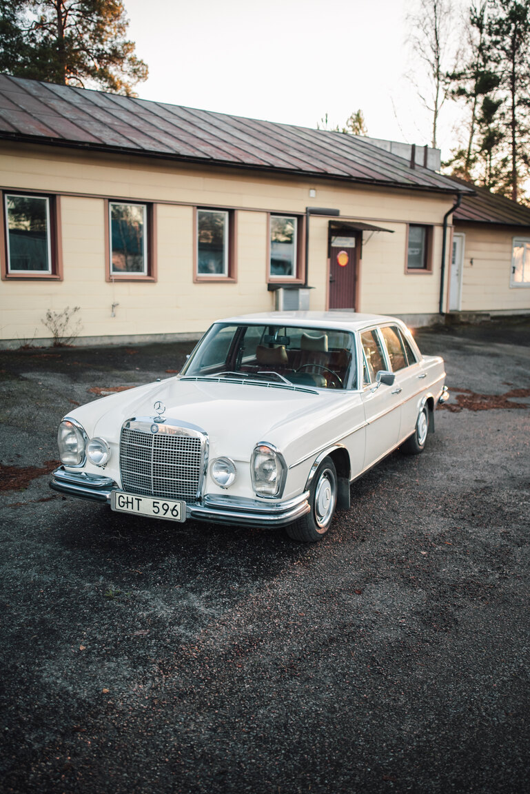 Exterior image of 1967 Mercedes-Benz 250 S