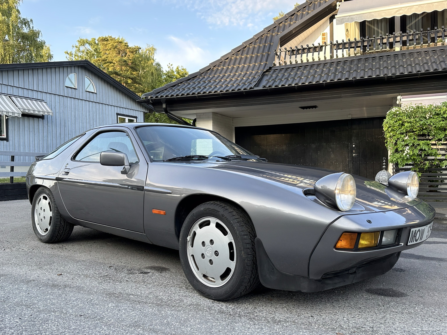 Exterior image of 1985 Porsche 928 (52)