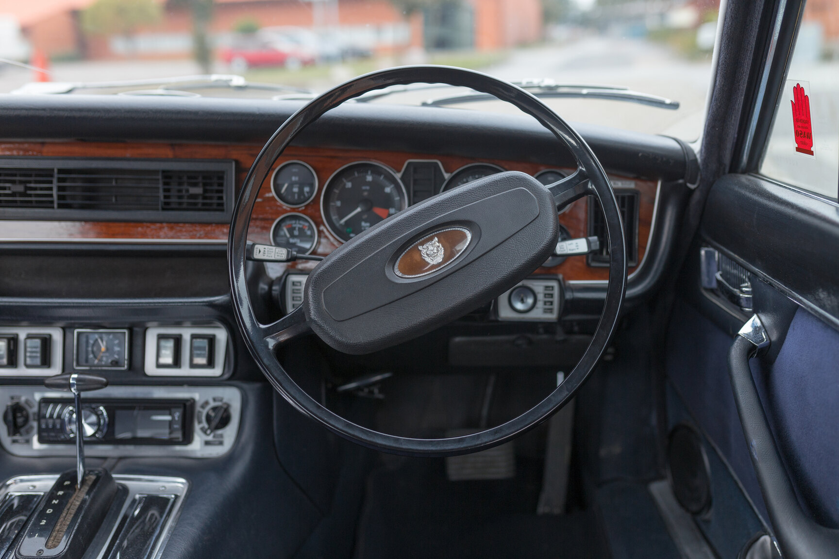 Interior image of 1975 JAGUAR XJ6  (6)