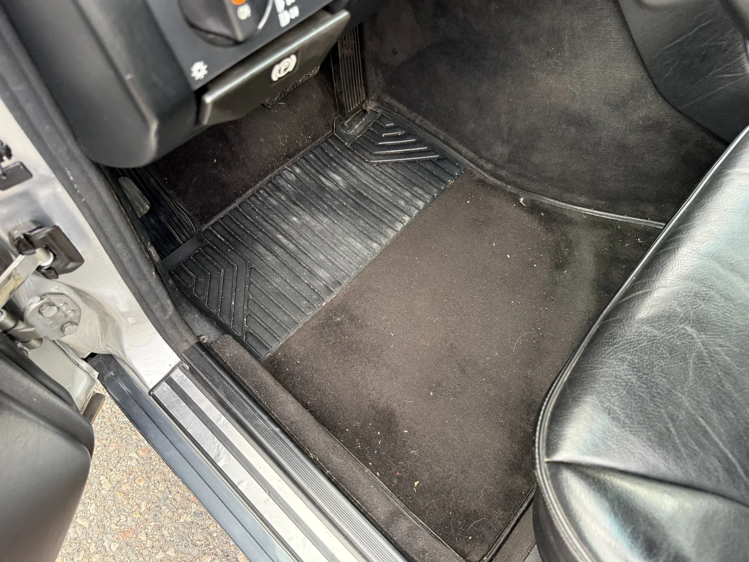 Interior image of 1994 Mercedes-Benz E 320 T (50)