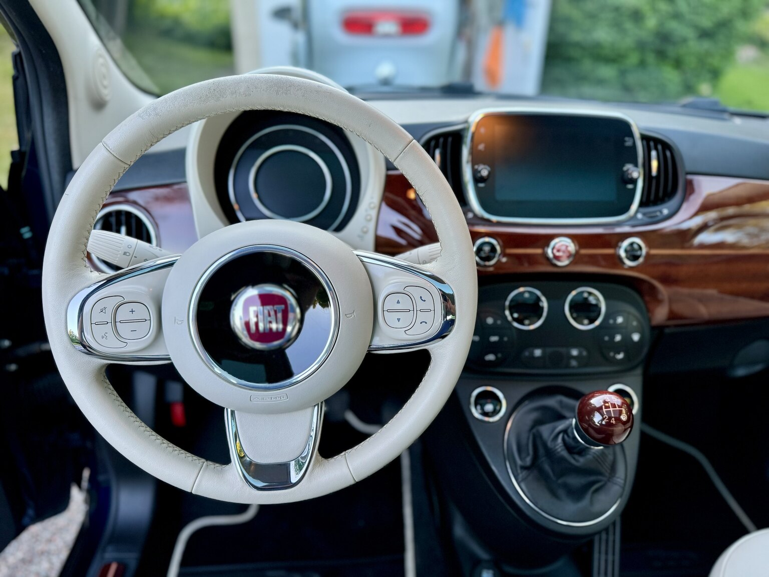 Innenraumfoto von 2017 Fiat 500 Riva