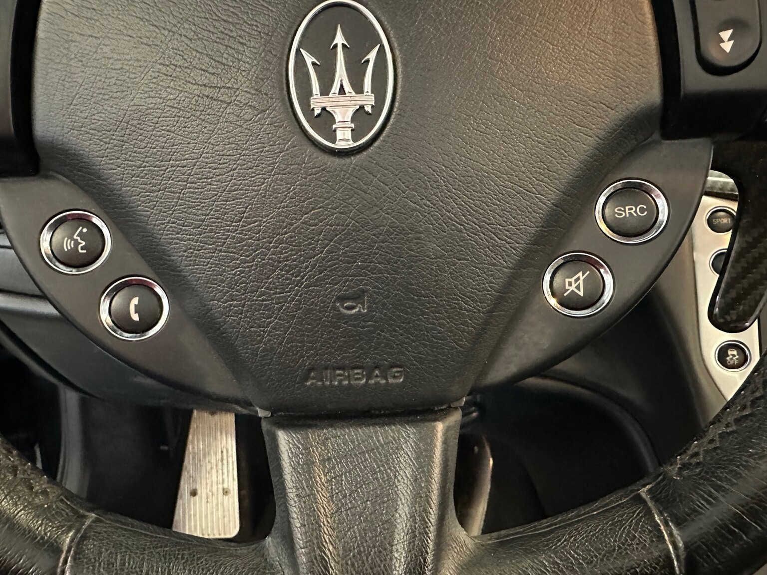 Interiörbild 2016 Maserati Grancabrio (13)