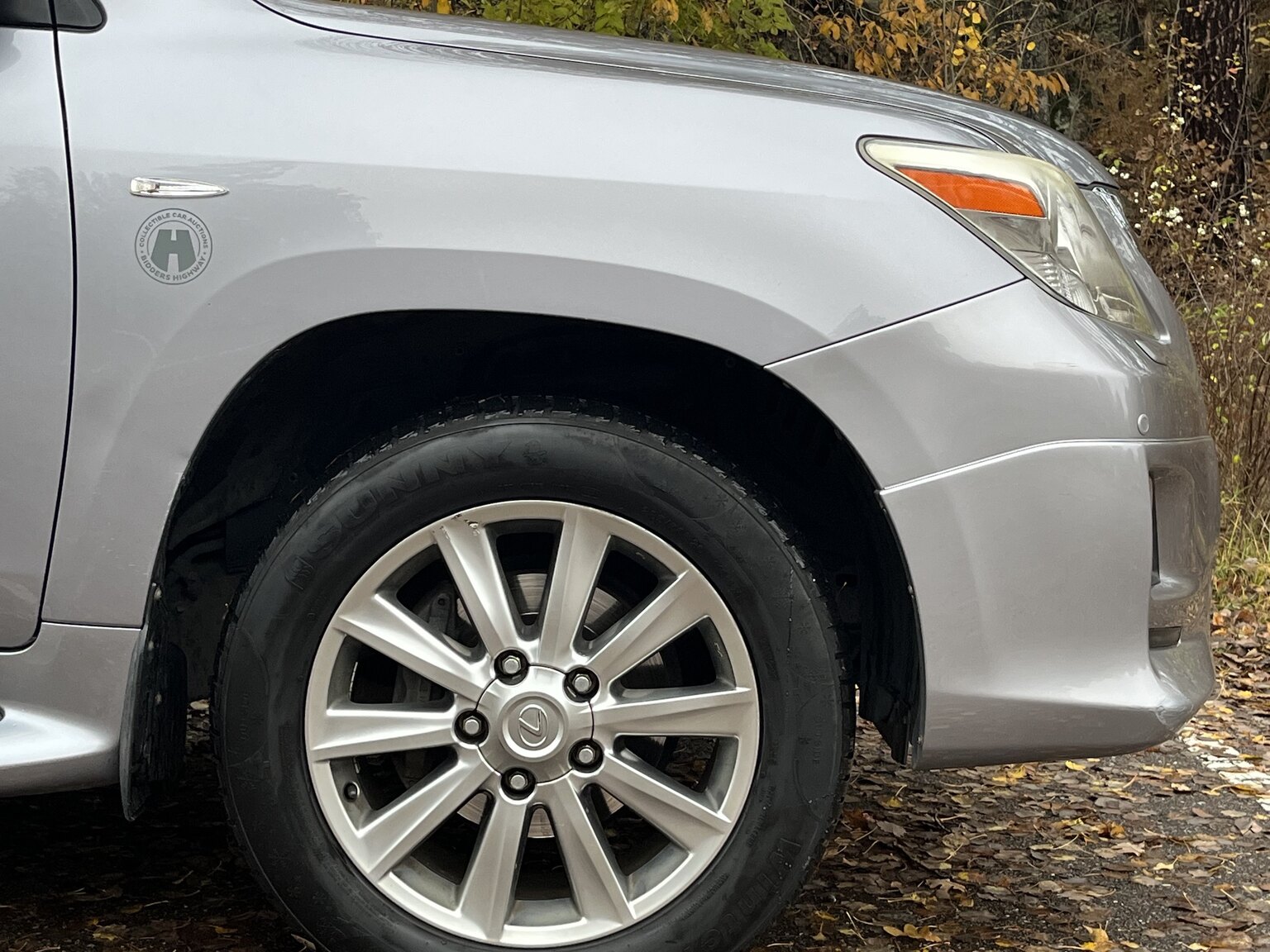 Exteriörbild på 2011 Lexus LX570
