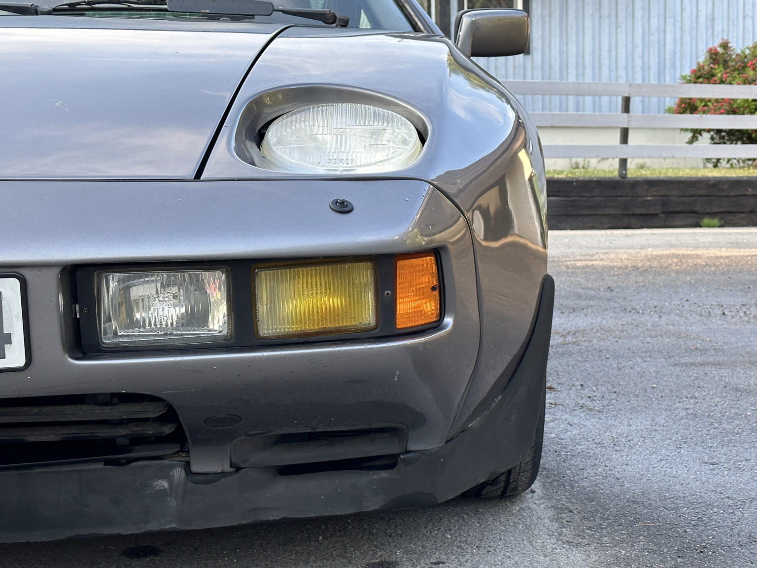 Exterior image of 1985 Porsche 928 (12)