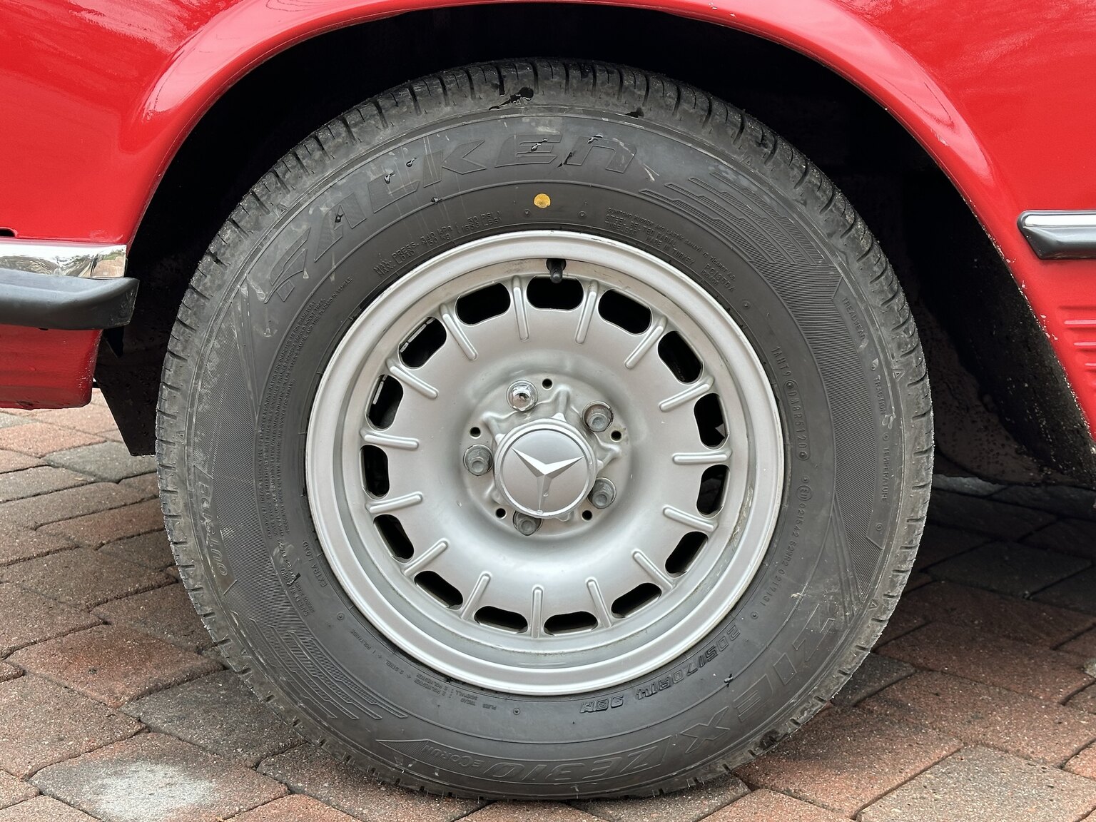 Exteriörbild på 1973 Mercedes-Benz 450 SL (26)