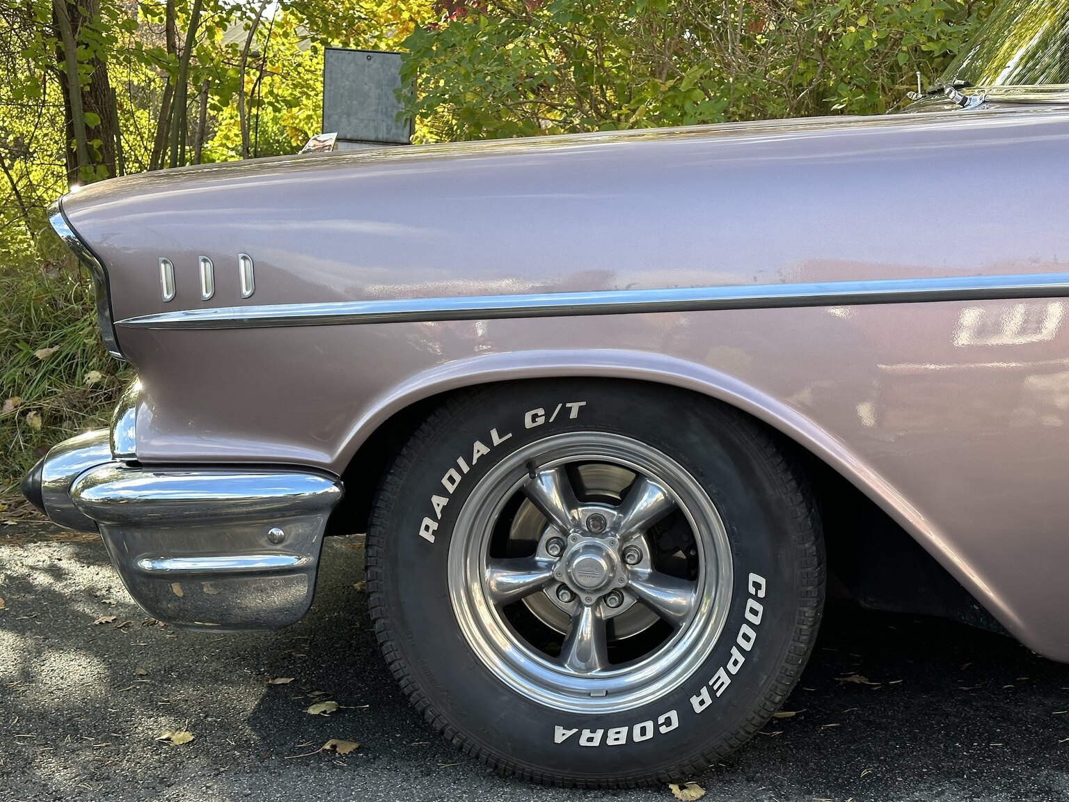 Exteriörbild på 1957 Chevrolet Two-Ten Restomod (61)