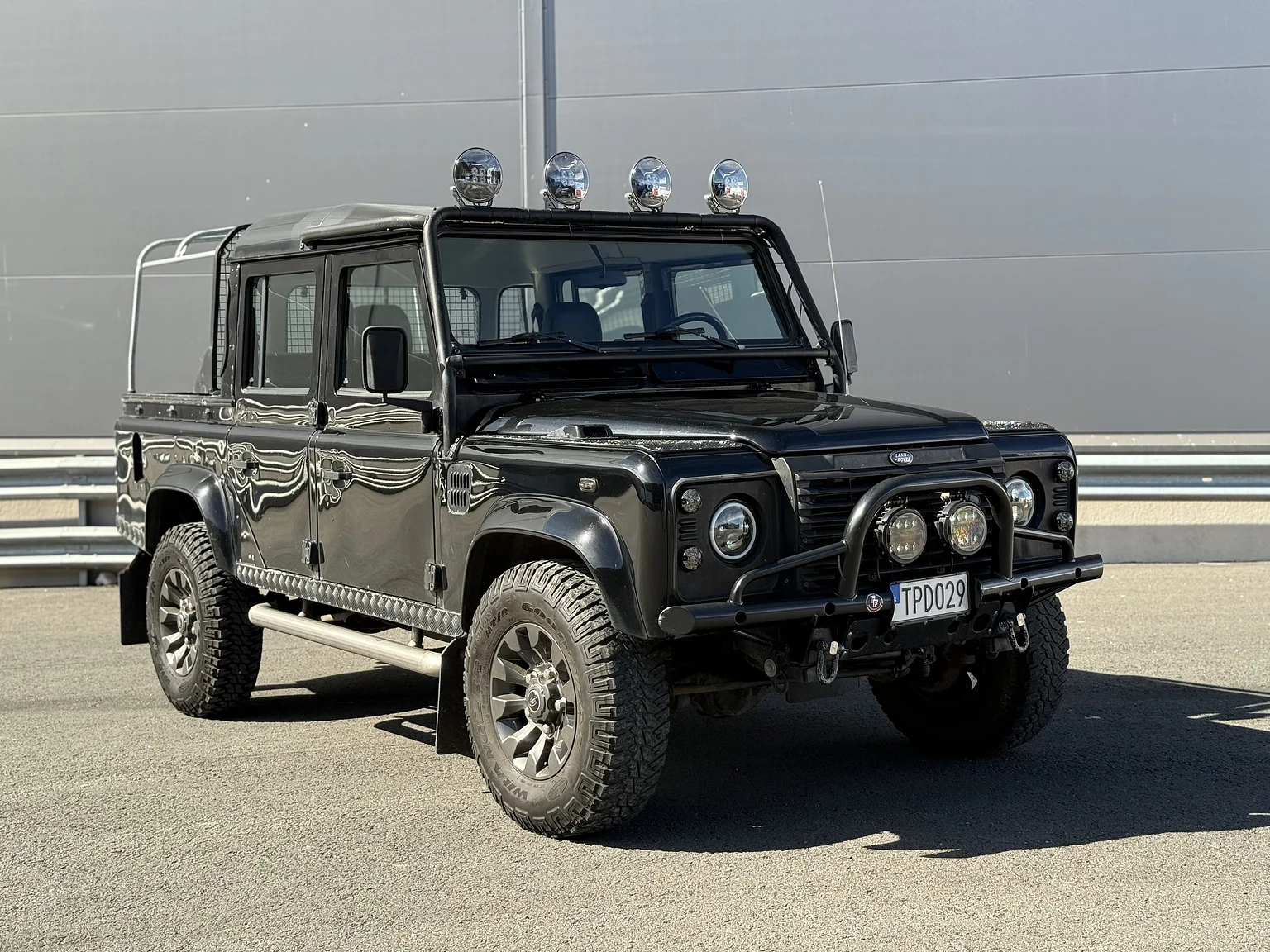 Exterior image of 2000 Land Rover Defender 110 Tomb Raider (2)